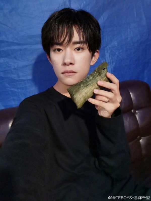 易烊千玺拿粽子自拍