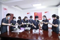 开封中院与蔡河湾社区共同开展“我们的节日”端午节包粽子活动