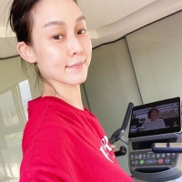 范玮琪晒自拍疑P图太重 天花板和窗框倒影全歪掉