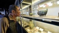 此人将家中千余件藏品全部捐给博物馆，曾经用5000元买下青铜剑