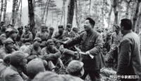 原创             赴朝慰问的艺术家，卡车上表演，冒着轰炸帮忙搬运炮弹，两人牺牲