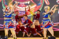 湖南吉首：非遗展演迎佳节 钢火烧龙表演震撼人心