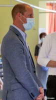 原创             威廉王子戴口罩，视察新冠病毒研究实验室，称病毒是唤醒人类的警钟