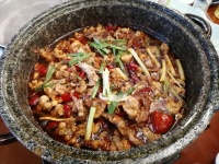 石锅跳跳蛙都是蛙腿哦，南宁鸽子情缘音乐美食城的招牌菜真不错