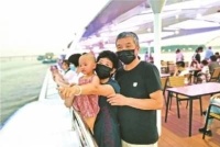 战疫医护电动游船上观赏灯光秀