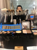 李易峰绿洲晒半脸自拍 直言是冒着被开除的风险