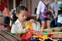 赏民俗吃粽子 全国各地民众迎端午