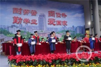 最贴心毕业典礼 因为下雨校长寄语只念“要点”