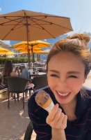 黎姿分享开心大笑视频 直呼快乐是不需要原因的