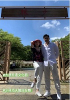 霍启刚夫妻出游秀恩爱 晶晶面无表情模仿少林武功