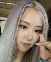 Blackpink成员Rosé视频问候粉丝 对镜比心超甜美