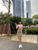 孙怡穿格子吊带裙俏皮甜美 秀直角肩大长腿惹人羡