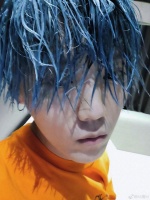 鹿晗深夜晒蓝发自拍照 刘海遮眼似漫画人物