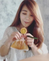 梁静茹喝袋装冰茶表情享受 用柠檬吸管童趣十足