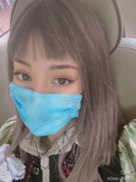 迪丽热巴绿洲晒自拍 留齐刘海睫毛卷翘似芭比娃娃