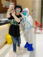 陈立农晒与医护人员合影 温暖发文：有你们很安心