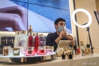 义乌卖头绳的年轻人如是说：“今年挣不到100万，我就回老家！”