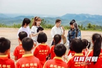 《乘风破浪的姐姐》与留守儿童合唱团乡村寻找“最美声音”