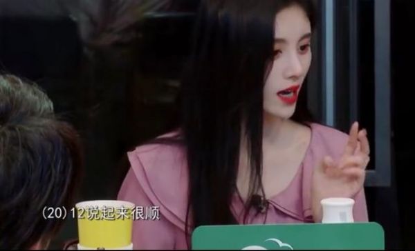 当红女星竟以为今年是2012？自称不会算时间，网友：蠢萌人设过头