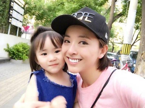 她曾两次演傻姑，闪婚嫁给富豪生有一女，如今39岁疑似怀上二胎