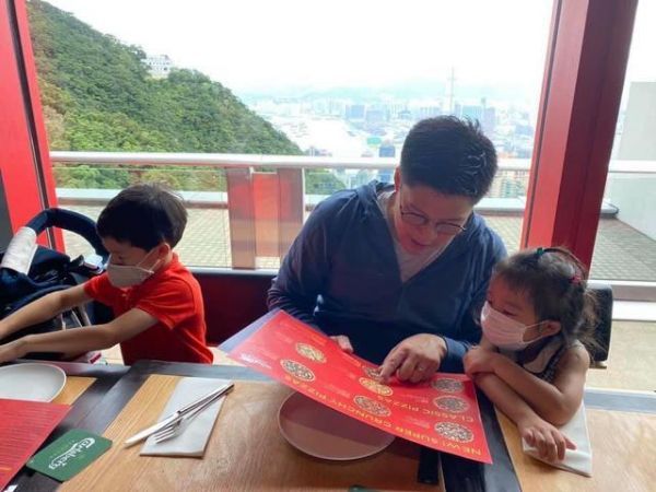 郭晶晶与妈妈罕同框，买百元外卖接地气，豪宅墙皮脱落严重显破旧