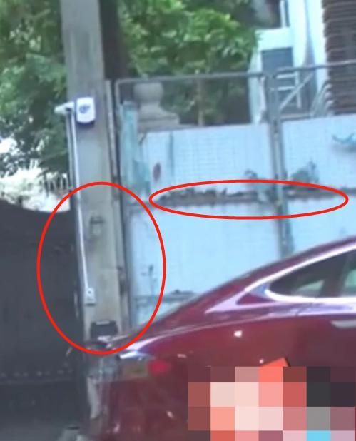 郭晶晶与妈妈罕同框，买百元外卖接地气，豪宅墙皮脱落严重显破旧