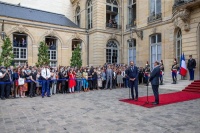 法国总理卡斯特低调上任，新政府将于本周亮相