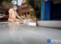 酷暑近50℃！巴格达制冰作坊生意好