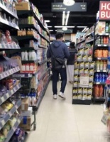 郭晶晶与妈妈罕同框，买百元外卖接地气，豪宅墙皮脱落严重显破旧