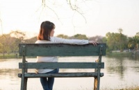 原创             想念一个人，不会去找他，自然而然地克制自己，是一种成熟稳重的标志