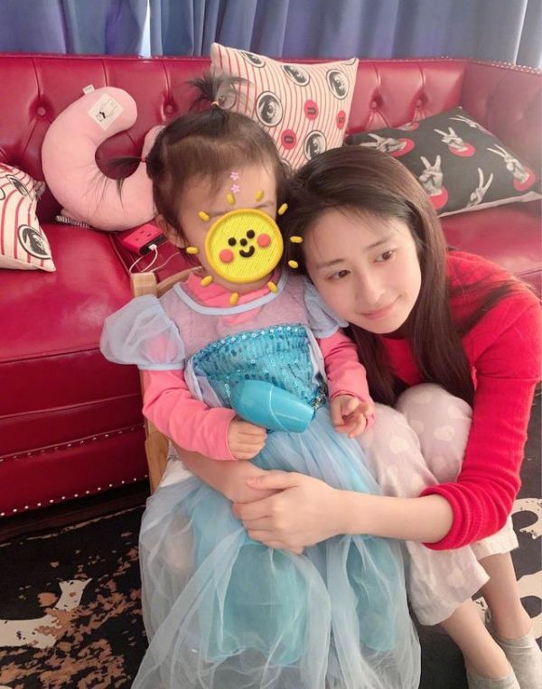 颖儿付辛博街头秀恩爱，女儿直接丢给保姆，单独开车回家