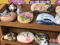 浙江“全职妈妈”创作石头画 致敬岁月留下的痕迹