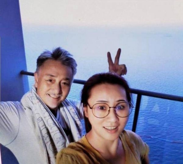 演武侠剧出名演员，娶小5岁美女生一子，如今61岁与娇妻宛如父女