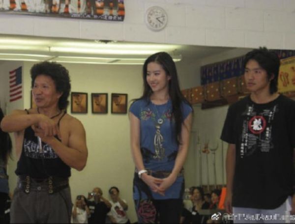 刘亦菲12年前集训照罕见曝光，穿着土味仍气质出众，素颜嫩出水