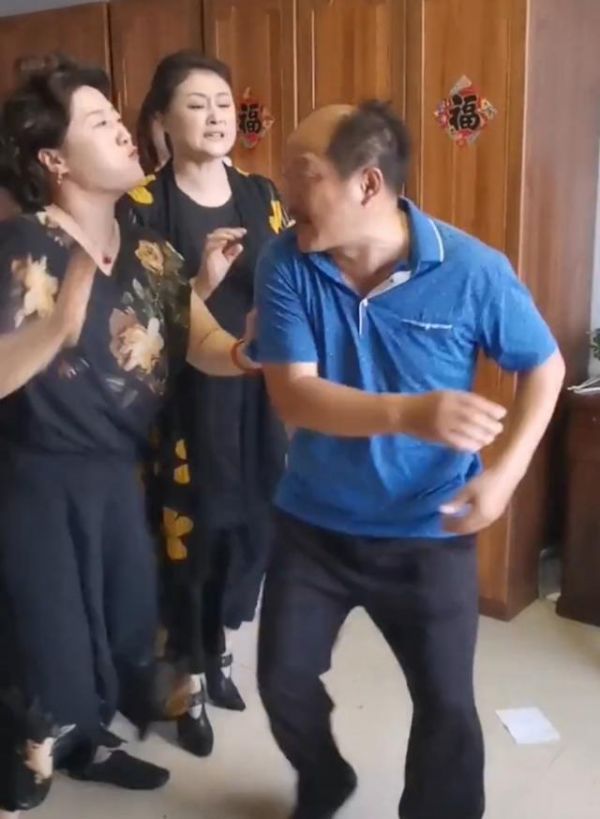 乡村爱情片场记录，演员突然打架？谢大脚揪住谢广坤头发