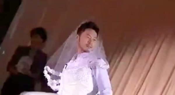 沙溢穿婚纱热舞