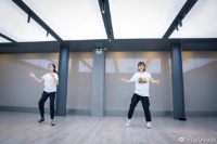 孙俪拉妹妹跳舞庆祝她高考结束 孙艳表情管理失败