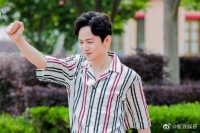 何炅回应抽到自己的签名照:布了个局套我家地址?