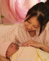 许孟哲晒照公布赵孟姿产女喜讯  宝宝软萌可爱