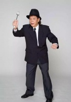 原创             梁小龙因为一次见义勇为，从而被发掘进入演艺圈。