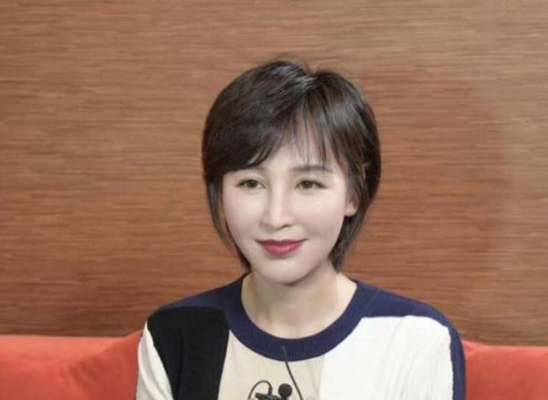 《小娘惹》中饰演最狠角色，21年前嫁给导演，如今46岁很美很幸福