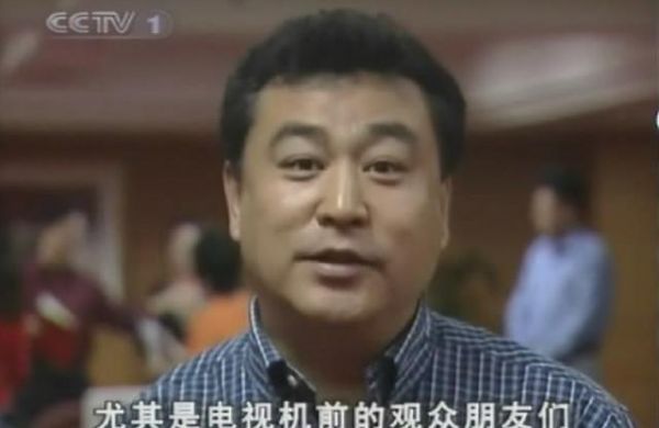 前央视主持张宏民罕露面！独坐街头吃雪糕太落寞，现59岁感情成谜