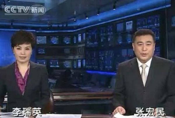 前央视主持张宏民罕露面！独坐街头吃雪糕太落寞，现59岁感情成谜
