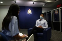 专访遭袭受伤港警：连吃饭也分蓝店和黄店很累，相信会好起来