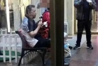 前央视主持张宏民罕露面！独坐街头吃雪糕太落寞，现59岁感情成谜