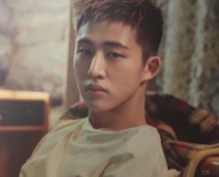 金韩彬把伞给偶遇粉丝 自己双手抱头冒雨离开