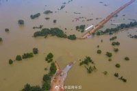 现场直击封堵中的修河三角联圩溃堤段