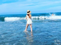 林心如绿洲晒海边背影很少女 称羡慕别人穿比基尼