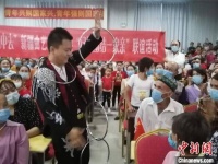 文艺下基层 新疆艺术家在喀什乡村慰问演出