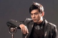 周杰伦学打网球，却遭中国作家怒怼：唱歌口齿不清，网球也不会打